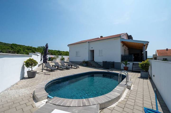 Ferienhaus für 6 Personen, mit Pool und Balkon in Jasenice