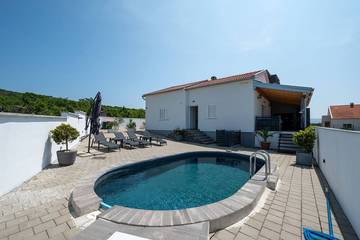 Ferienhaus für 6 Personen, mit Balkon und Pool in Jasenice