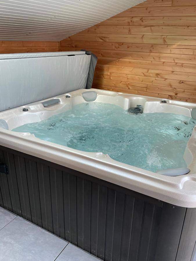 Ferienhaus für 10 Personen, mit Whirlpool und Terrasse sowie Garten in Hillion
