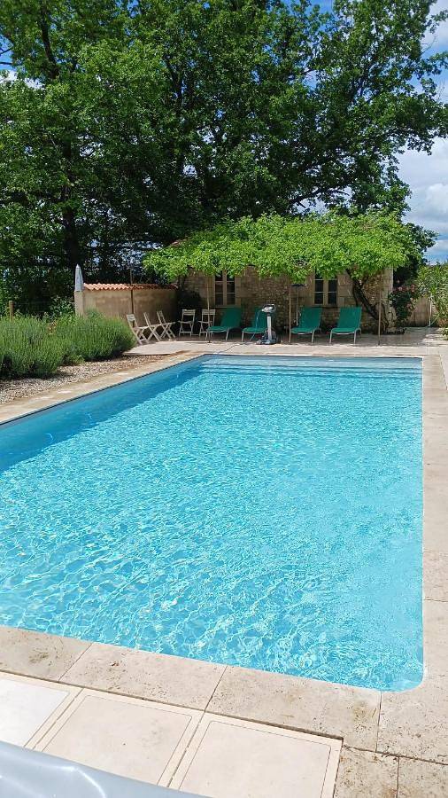 Location de vacances pour 4 personnes, avec vue ainsi que piscine et jardin à Montaut (Dordogne)