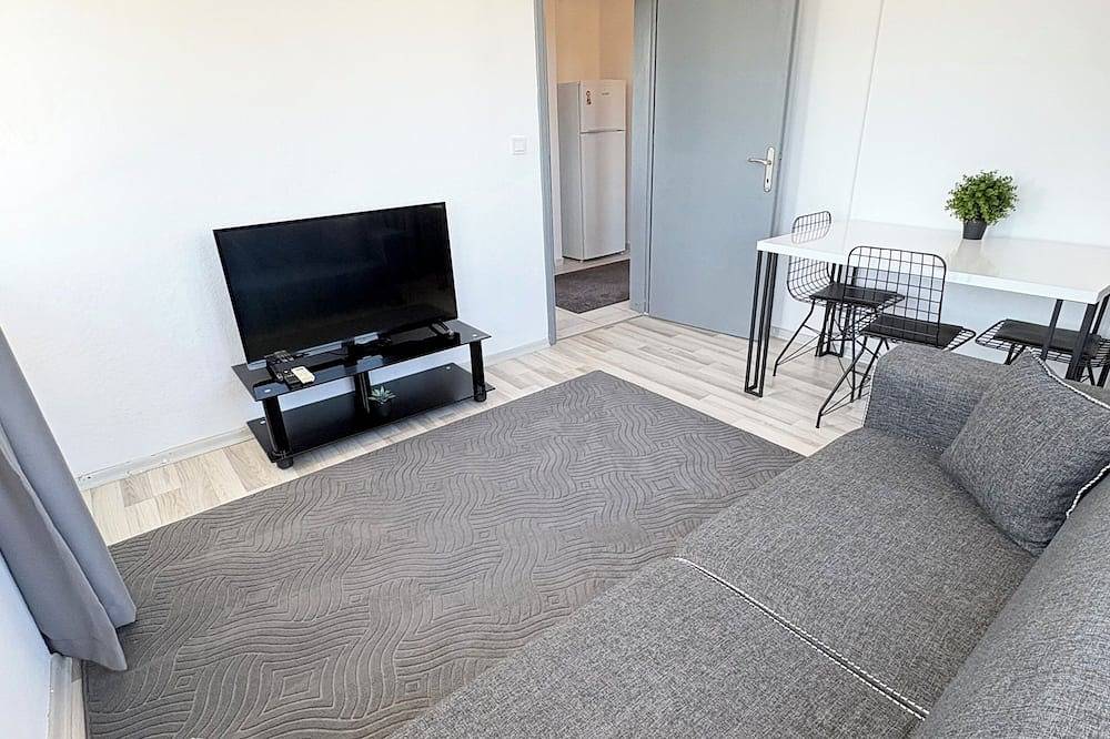 Ganze Wohnung, Well-located, spacious 1+1 apartment close to the sea in Antalya, Provinz Antalya