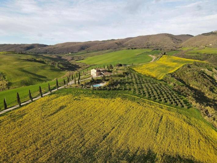 Agriturismo per 2 persone, con giardino e panorama nonché piscina e terrazza in Sarteano