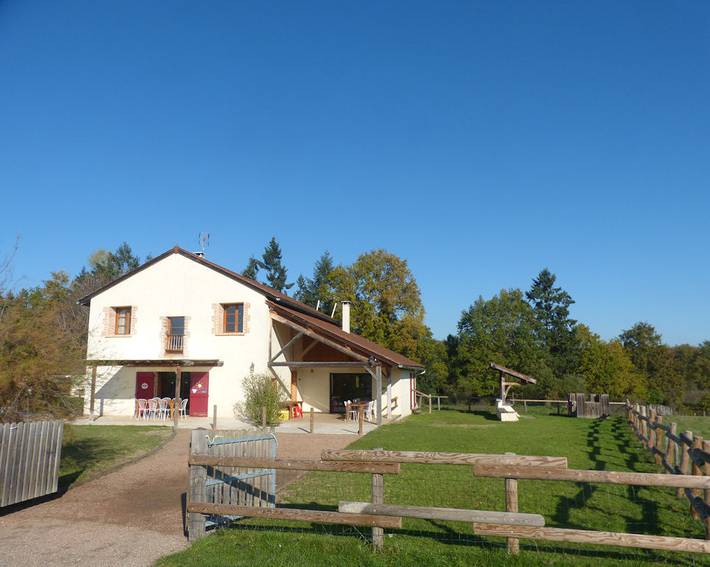 Location de vacances pour 24 personnes, avec terrasse ainsi que piscine et jardin dans la Loire - 2