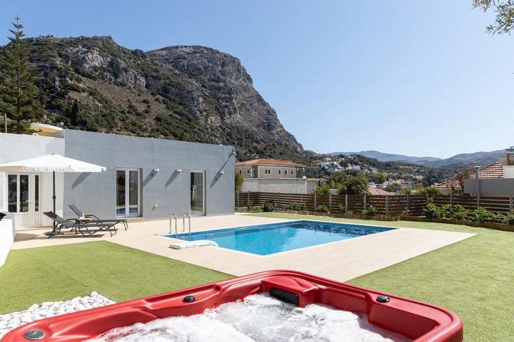 Ferienhaus für 5 Personen, mit Whirlpool und Terrasse sowie Garten und Pool