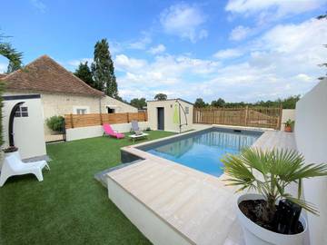 Location de vacances pour 4 personnes, avec vue et piscine ainsi que sauna et jardin à Précigné