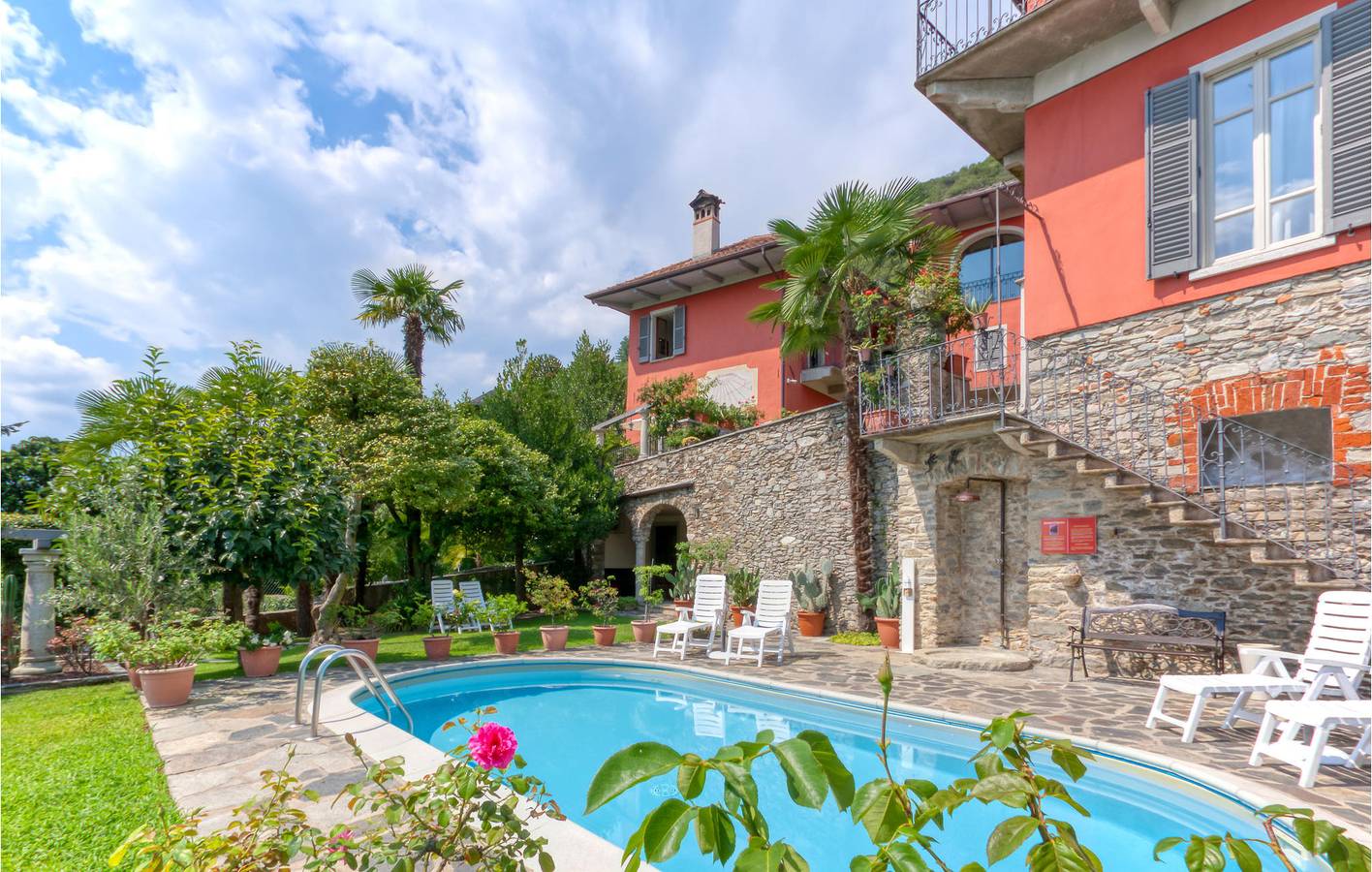 Ganze Ferienwohnung, Apartment am Pool mit Parkplatz, Garten- und Seeblick in Carcegna, Miasino Gemeinde