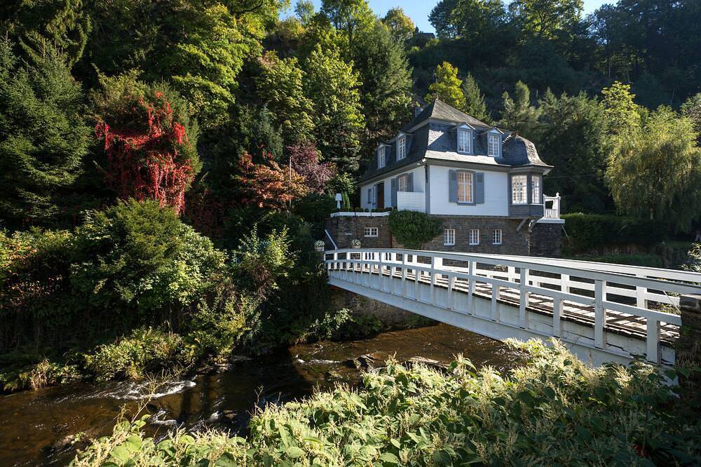 Villa \"Bleibe\" mit Privatbrücke, Pavillon, Park, Alleinlage mitten in Monschau in Monschau, Naturpark Hohes Venn-Eifel