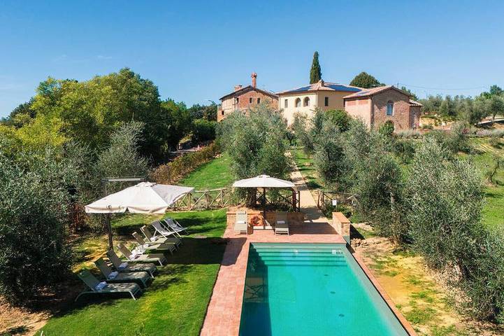 Villa pour 14 personnes, avec piscine et jardin, animaux acceptés à Sienne