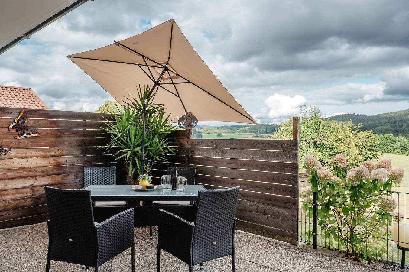 Ferienhaus zur Weinlaube - Ferienwohnung Sonnenblume (85qm) im Eg mit überdachter Terrasse und herrlichem Ausblick! in Thurmansbang, Ostbayern