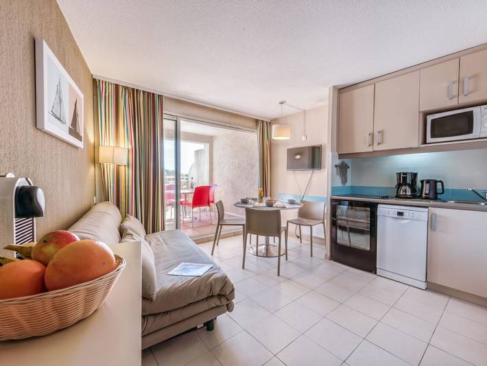 Location de vacances pour 4 personnes, avec bassin pour enfant ainsi que balcon et jardin à Gassin