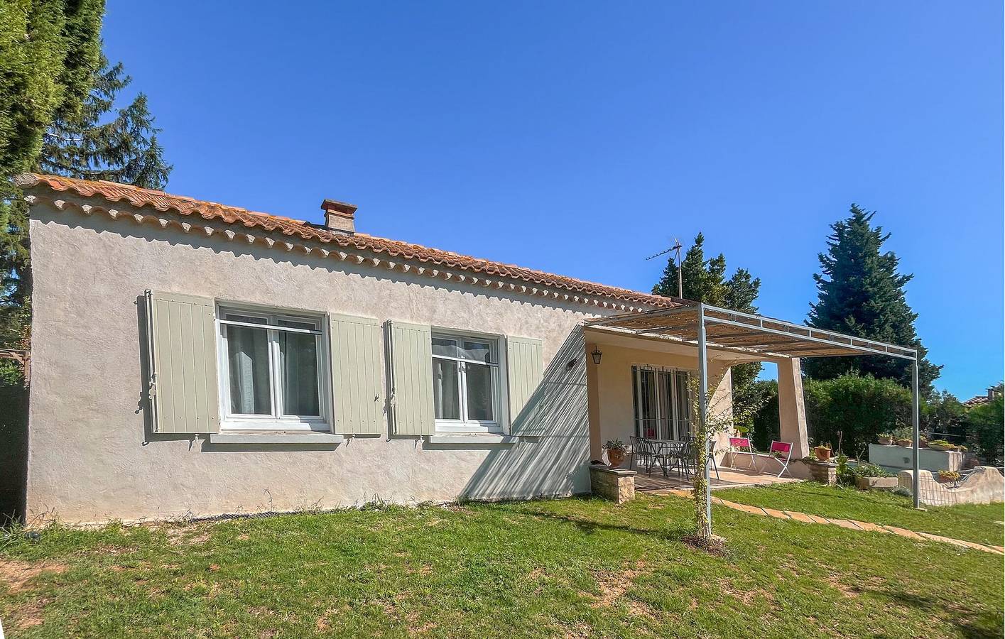 Appartement moderne avec piscine, terrasse et WiFi près de Fontvieille in Fontvieille, Région d'Arles