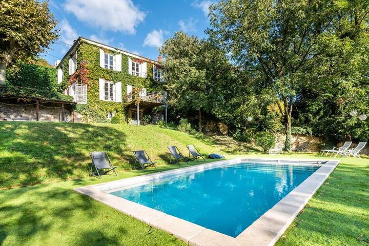 Location de vacances pour 8 personnes, avec piscine ainsi que jardin et balcon à La Mulatière