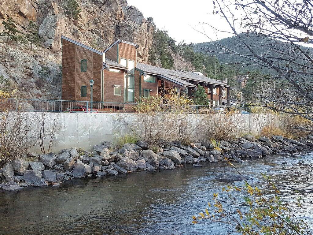 Ganze Wohnung, Ort! Downtown Loft mit Balkon, am Fluss Confluence, zu Fuß zu Restaurants in Estes Park, Larimer County