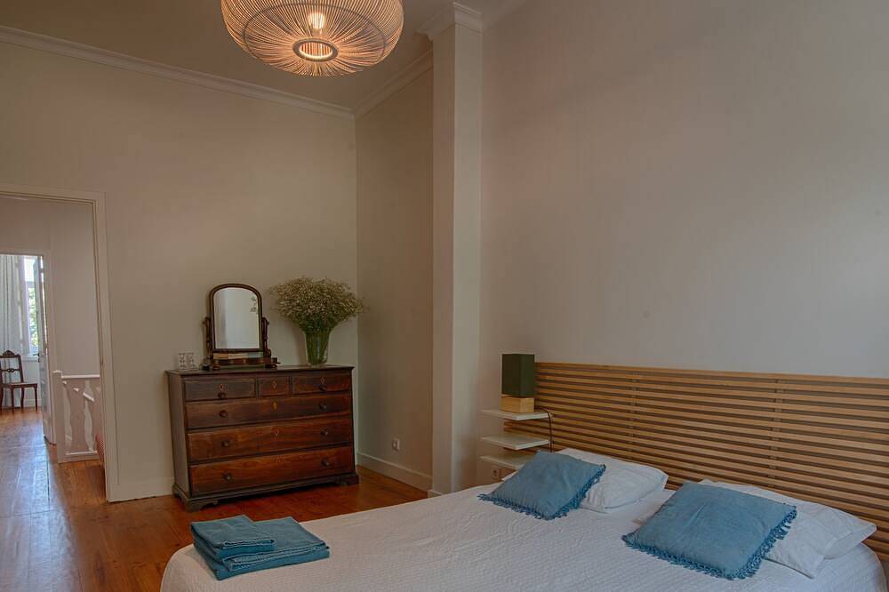 Spacious 5-bedroom house with garden in charming Arcozelo 1´ to the beach in Arcozelo, Distrito de Porto