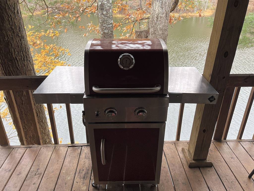 Schöne Kabine neben 7 Morgen-See, die w / Boot und Terrasse mit Blick auf Wasser kommt! in Daniel Boone National Forest