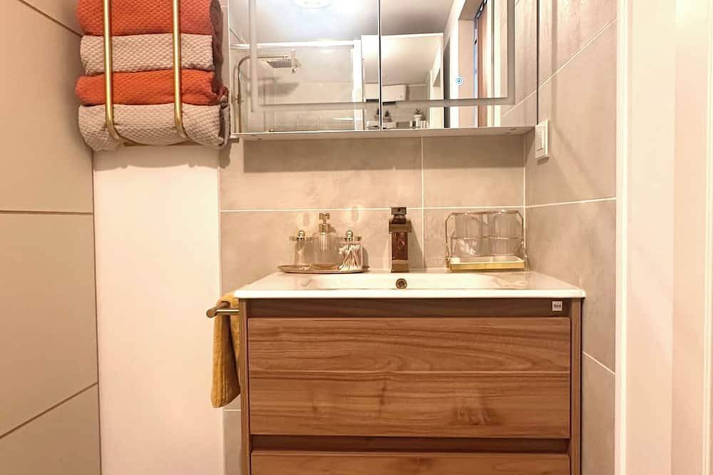 Appartement entier, Charmant T2 vue montagne à 10 minutes des plages de Tahiti beach & Capitello. in Sarrola-Carcopino, Région d'Ajaccio