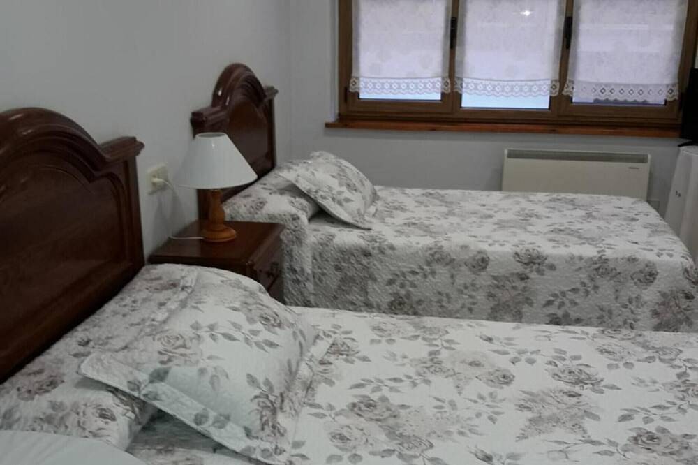 Entire apartment, Apartment 'El Fondón 1' in Cangas de Onís – Central, Pet-Friendly, Step-Free Access in El Puente, Cangas de Onís