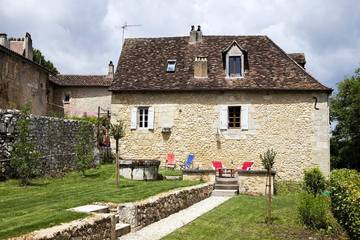 Gîte pour 6 personnes, avec terrasse ainsi que piscine et jardin à Montagnac-la-Crempse