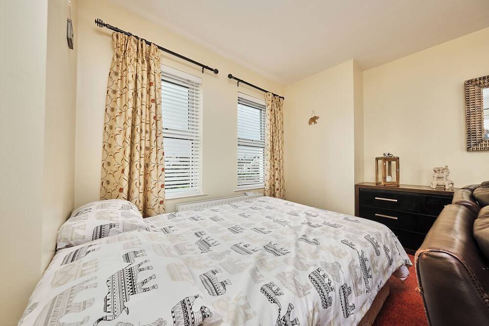 Beautiful Spacious House with Hot Tub & Sauna, Near the Beach! in Portstewart, Grafschaft Londonderry