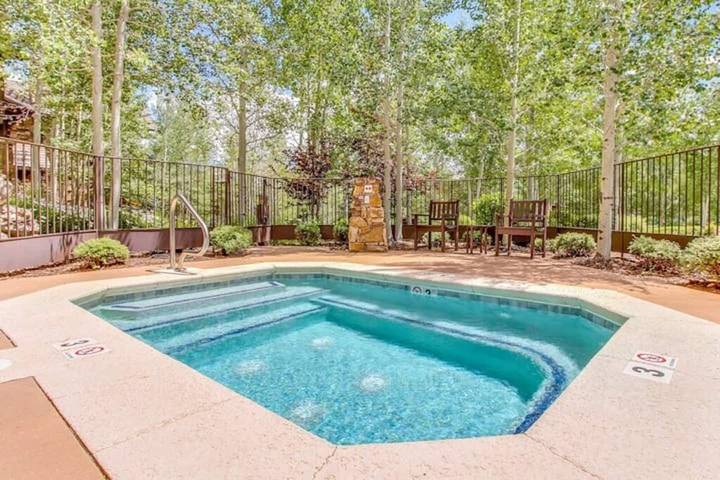 Holiday home for 10 people, with hot tub and terrace - 1