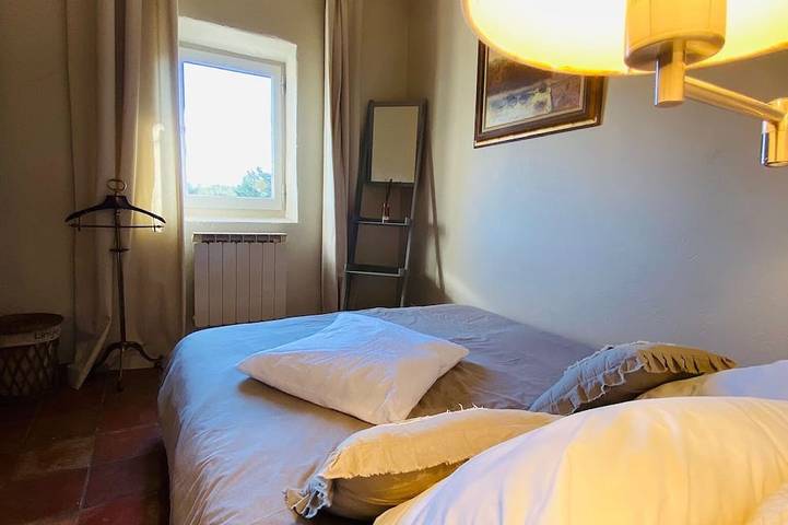 Charming house with swimming pool, vast 2H wooded park in the heart of the Luberon. in Lourmarin, Parc naturel régional du Luberon