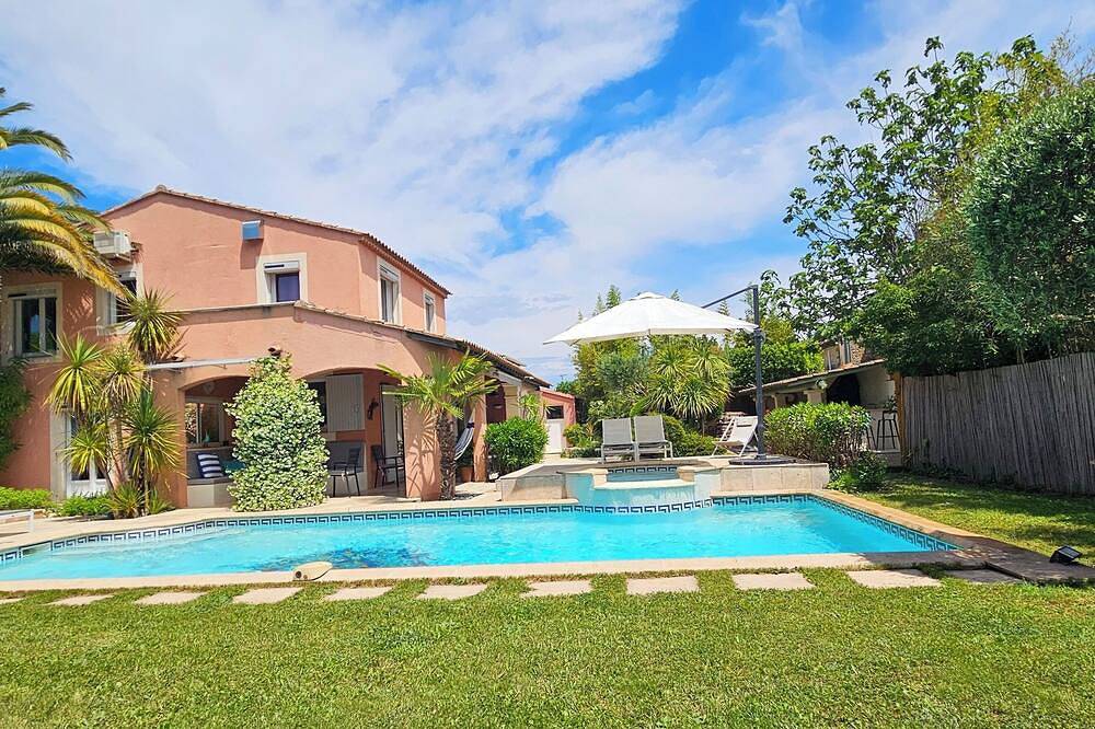 Große, komfortable Villa mit Pool und Whirlpool, ruhig und nicht zu übersehen in Orange, Vaucluse