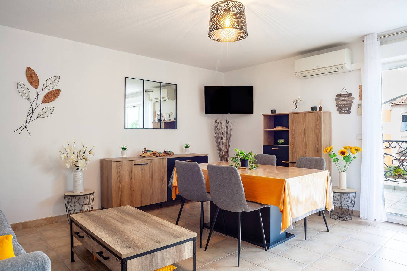 Appartement entier, Appartement 'T2 Entièrement Rénové' avec vue sur la mer, balcon et climatisation. in Saint-Cyr-sur-Mer, Côte méditerranéenne (France)