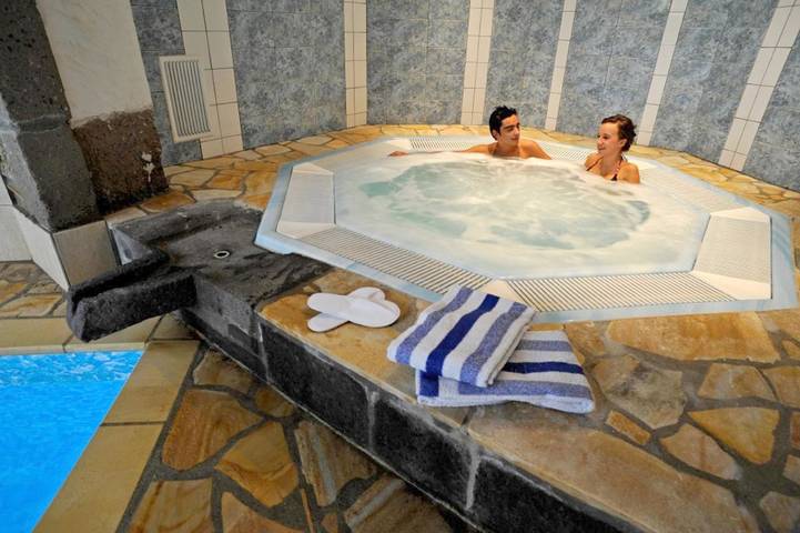 Hôtel pour 4 personnes, avec jardin et jacuzzi ainsi que piscine et sauna à Brioude - 2