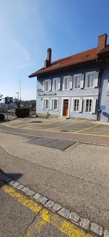 Hôtel pour 3 personnes, avec vue ainsi que vue sur le lac et terrasse, animaux acceptés à Belmont-sur-Lausanne