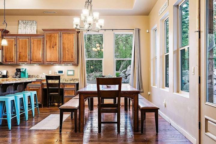 Log cabin for 16 people, with hot tub and balcony in Brian Head