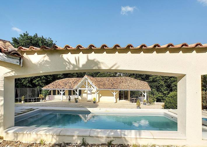 Location de vacances pour 12 personnes, avec jardin et piscine à Coursac