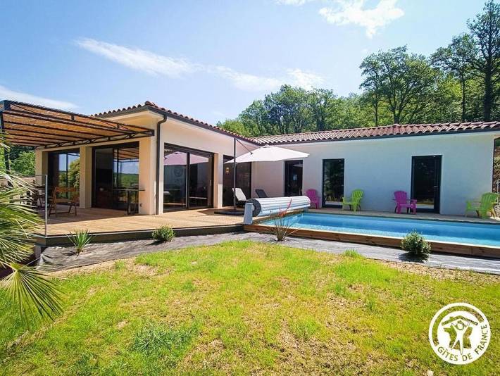 Location de vacances pour 2 personnes, avec Terrasse ainsi que Jardin et Piscine à Lissac-et-Mouret