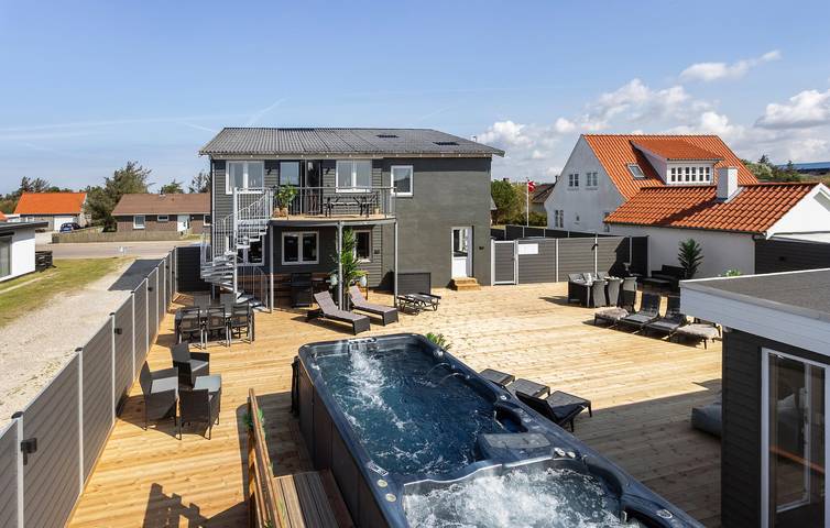 Feriehus for 18 personer, med terrasse og sauna - 1
