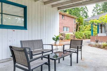 Vacation Home for 10 Guests in Northgate, Seattle, Picture 2