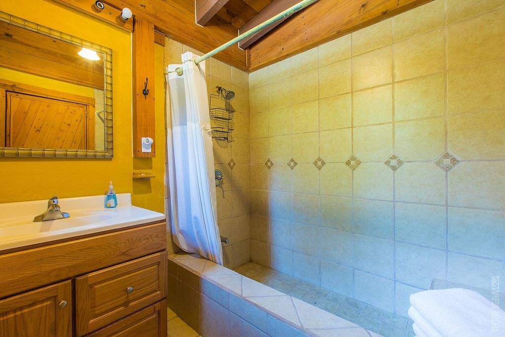 V#3 Beautiful Home in Sam Rayburn. Vacation or fishing tournament-Up to 7 guests in Sam Rayburn Reservoir