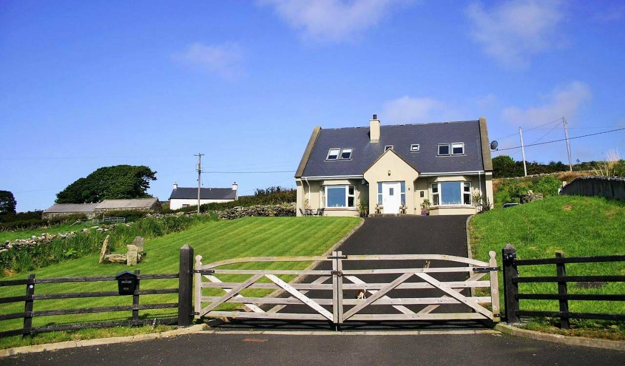 Standard Twin Room with Mountain View in Inishowen, County Donegal