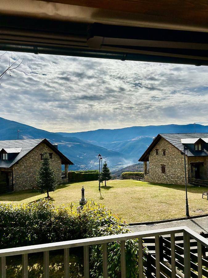 Apartamento para 6 personas, con Balcón y Terraza además de Jardín y Vistas en Sort 