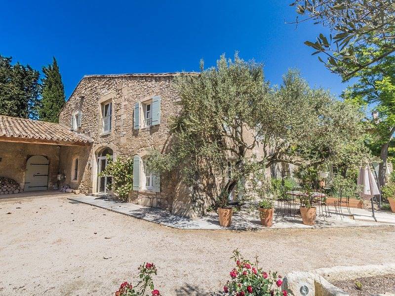 Near Saint-Rémy-de-Provence, air-conditioned farmhouse 10P., heated pool. in Saint-Étienne-du-Grès, Region de Arles