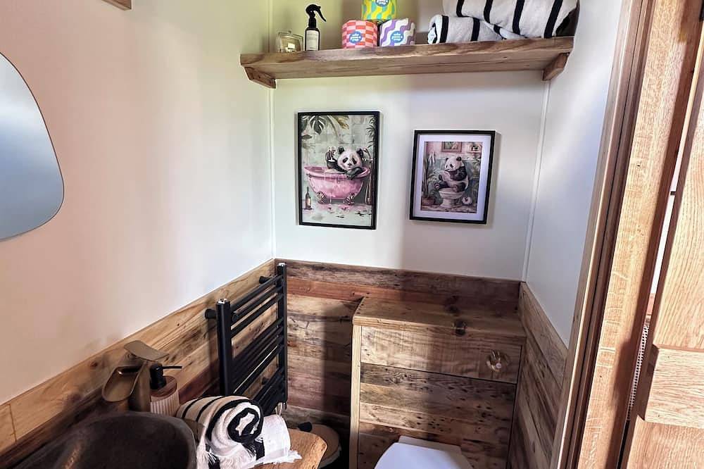 Charming Shepherds Hut in peaceful Lydiard Millicent walking distance to pub in Swindon, Wiltshire