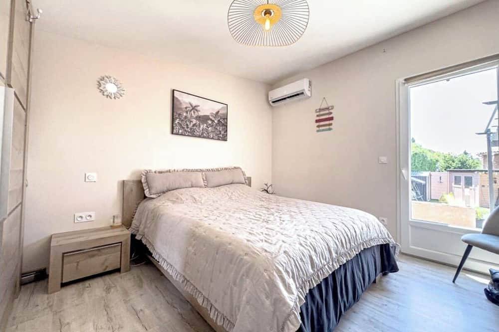 Single-storey house with swimming pool. in Caumont-sur-Durance, Vaucluse