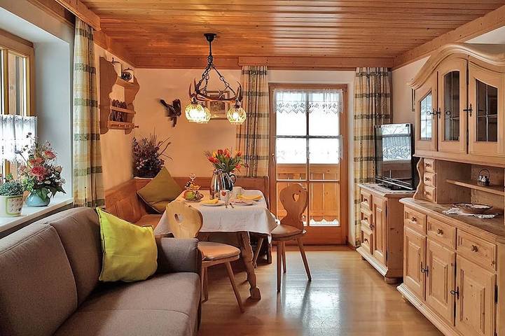 Hütte für 2 Personen, mit Balkon und Garten in Untersberg