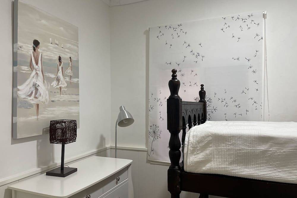 Típica casa de pueblo en planta baja bien iluminada y gran terraza equipada. in Tierras del Ebro, Costa Dorada