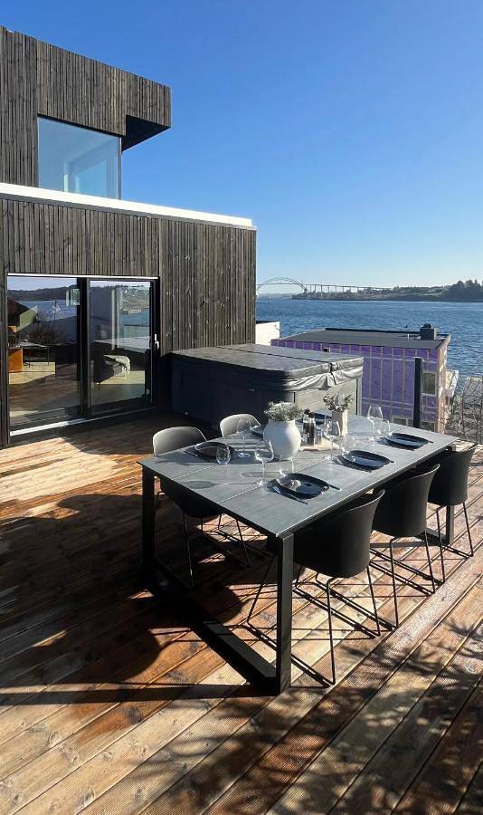 Ferieleilighet for 6 personer, Jacuzzi og Terrasse i tillegg til Hage og Badebasseng i Haugesund 