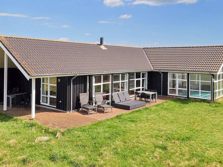 Ferienhaus für 12 Personen, mit Whirlpool und Terrasse sowie Pool und Sauna in Jammerbugt