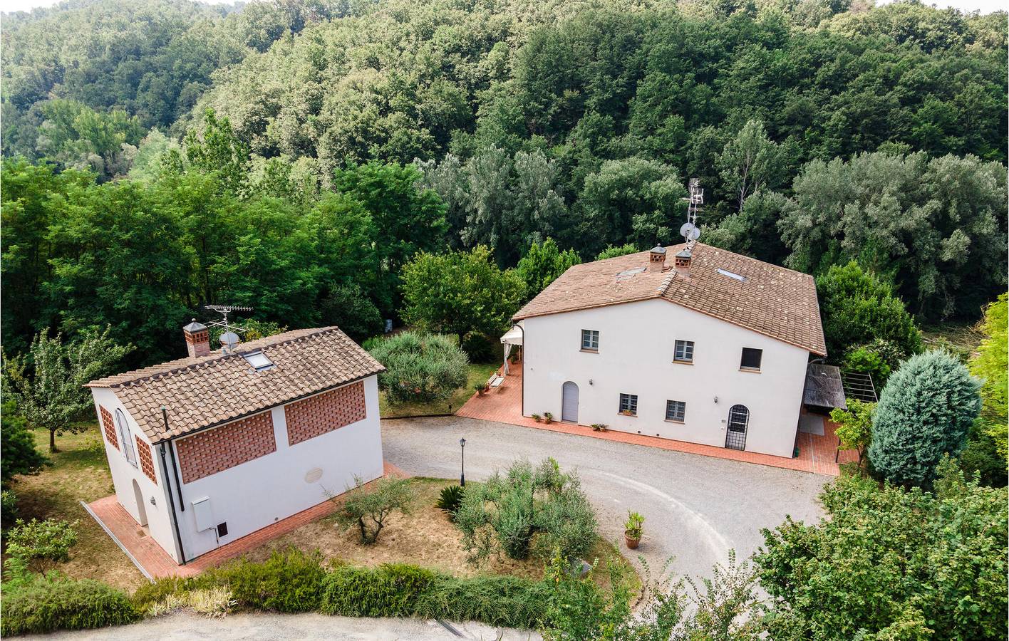 Cozy Apartment with A/C, Parking, Garden & Kitchen in Pontedera, Pisa Province