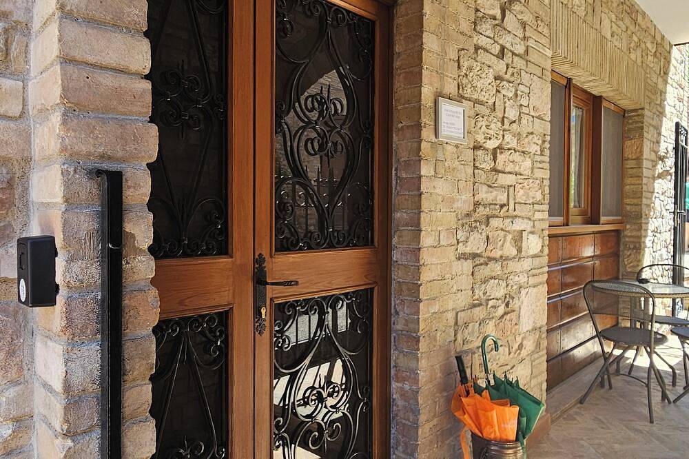 Apartamento entero, Apartment 38sqm historic center 4 places. Courtyard and parking lot.Pets allowed. in Asís, Provincia de Perugia