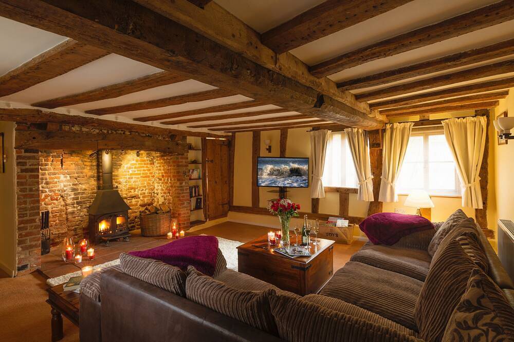 Jacuzzi, fireplaces, hot tub, sauna. in Suffolk