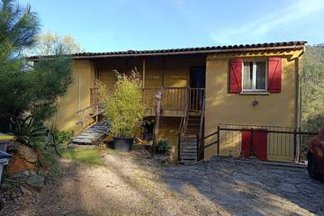 Gîte pour 5 personnes, avec balcon et jardin, animaux acceptés à Les Mayons