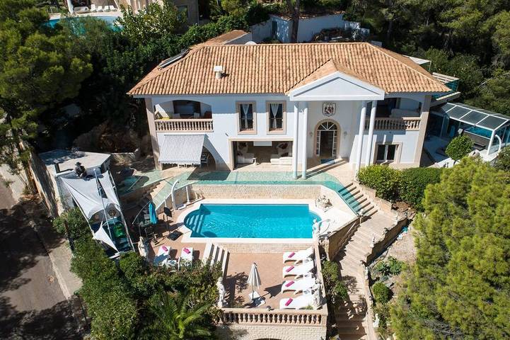 Ferienhaus für 10 Personen, mit Balkon und Whirlpool sowie Terrasse und Garten in Bendinat