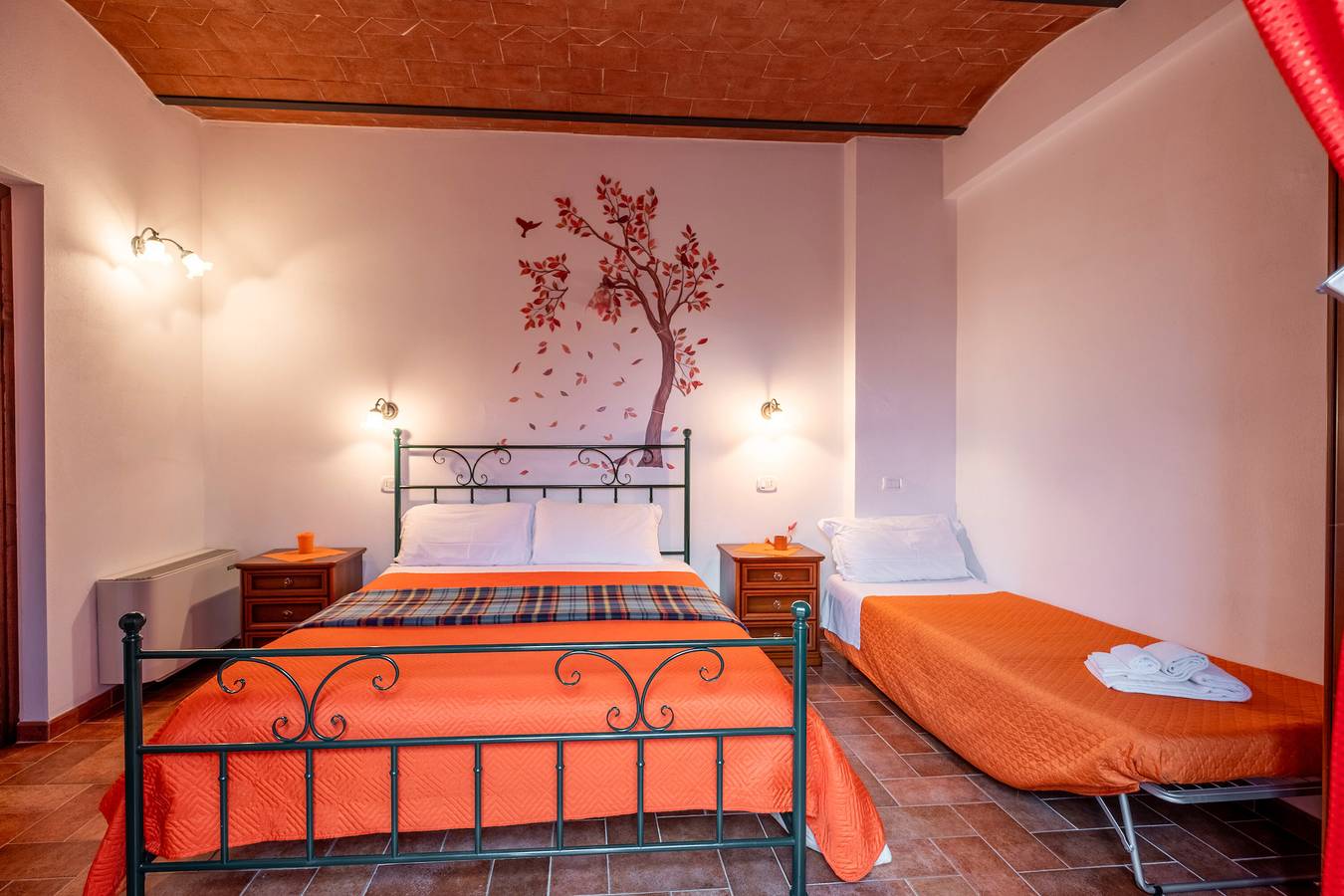 Room 'Arancione' with Shared Pool and Shared Garden in Semproniano, Grosseto Province